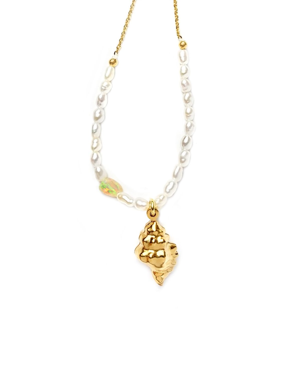 Perłowy-naszyjnik-z-muszelką-i-opalem-Rainbow-Shell_Iluzja-Jewellery_Sea-me-Classy-1